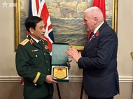 General Phan Van Giang meets with U.K. Minister of State for Defense